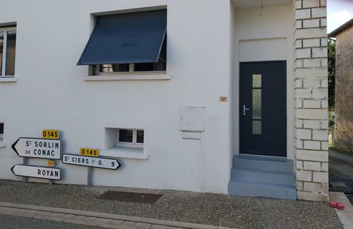 Saint-Bonnet-sur-Gironde Apartamento | Apartment 100 m2, 3 bedrooms, Balcony Smoking area.