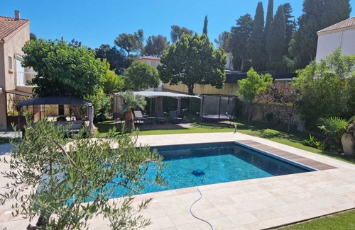 Saint-Mitre-les-Remparts Apartamento | Apartment - top of villa, located on 1st floor,