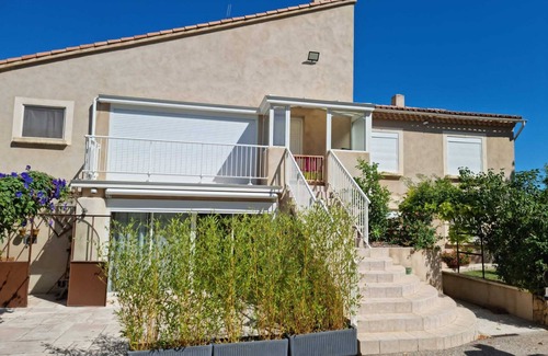 Saint-Mitre-les-Remparts Apartamento | Apartment - top of villa, located on 1st floor,