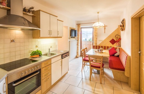 Valle Aurina Apartamento | Apartamento "Voppichlhof Arnika" con vistas a la montaña, terraza privada y Wi-Fi