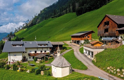 Valle Aurina Apartamento | Apartamento "Voppichlhof Arnika" con vistas a la montaña, terraza privada y Wi-Fi