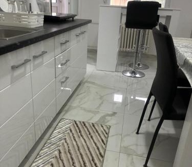 Kraljevo Apartamento | Apartman brutalan nov