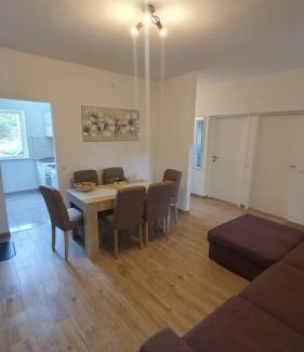Pirovac Apartamento | Apartman Ena terasa&parking