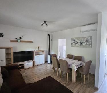 Pirovac Apartamento | Apartman Ena terasa&parking