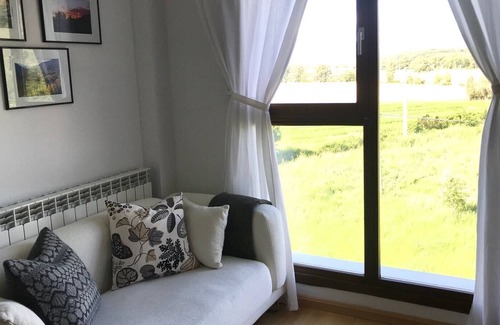 Puente la Reina de Jaca Apartamento | Formidable apartamento con piscina. Ideal para familias. Se aceptan animales