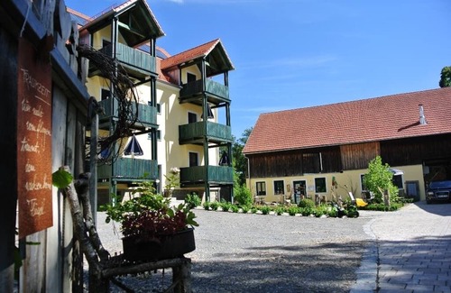 Schwarzach b. Nabburg Apartamento | Apartamento amueblado con maderas locales (41 m²) con balcón.