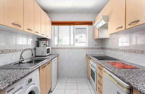 San Luis de Sabinillas Apartamento | Apartamento 'Manilva Home' con vistas a la montaña, Wi-Fi y aire acondicionado.