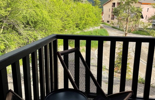 Saint-Etienne-de-Tinee Apartamento | Apartamento "Aspen Park 103" con vistas a la montaña, terrazas privadas y Wi-Fi