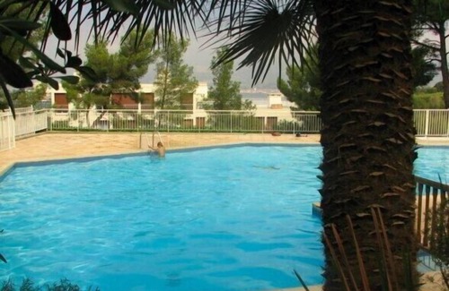 Saint-Mandrier-sur-Mer Apartamento | Apartamento con gran terraza panorámica, piscina y tenis en el complejo residencial.