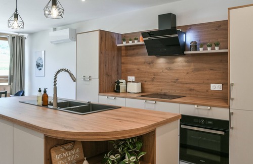 Saint-Pierre-d'Albigny Apartamento | Apartamento 'Entre Cimes Et Vignes - Clim Wifi' con vistas a la montaña, Wi-Fi y aire acondicionado
