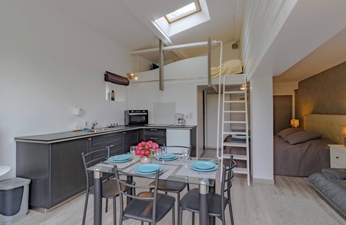 Saint-Romain-la-Virvee Apartamento | Apartamento 'L'orée Des Vignes' con piscina compartida, terraza privada y Wi-Fi