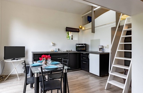 Saint-Romain-la-Virvee Apartamento | Apartamento 'L'orée Des Vignes' con piscina compartida, terraza privada y Wi-Fi