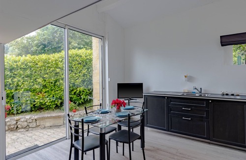 Saint-Romain-la-Virvee Apartamento | Apartamento 'L'orée Des Vignes' con piscina compartida, terraza privada y Wi-Fi