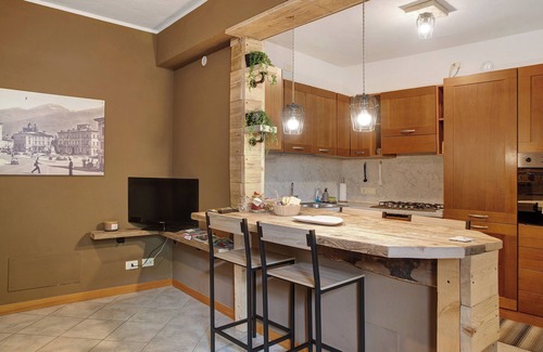 Valtellina Apartamento | Apartamento 'Typical In Valtellina' con vistas a la montaña, terraza privada y Wi-Fi