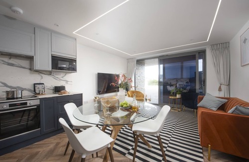 Porth Apartamento | Apartment 1, Oasis Sands - an apartment that sleeps 6 guests in 3 bedrooms