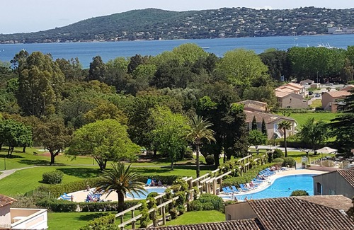 Les Restanques Apartamento | APARTAMENTO T1 MEZZA EN PIEDRA RESIDENCIAL Y PARQUES VACACIONALES DE GRIMAUD