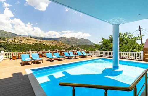 Himare Apartamento | Apartment 4 - 2 bedrooms, Vila Goro - Pool, Parking and more