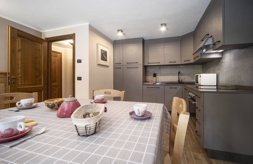 Cogne Apartamento | Apartamento '4061 Maison Gerard - Roccia Viva' con vistas a la montaña, jardín compartido y Wi-Fi