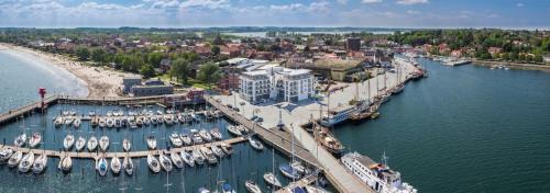 Eckernfoerde Apartamento | Apartment 9 "Am alten Leuchtturm", Blickrichtung Innenstadt, Binnenhafen West, seitlicher Meerblick, Hafenspitze