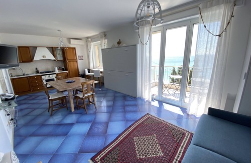Finale Ligure Apartamento | Apartamento con maravillosas vistas al mar.