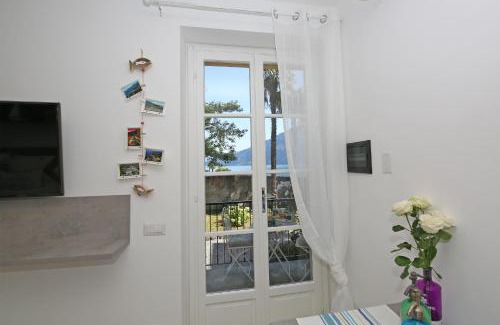 Limonta Apartamento | Apartment A lago private beach and parking