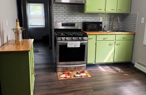 Northwest Yonkers Apartamento | Charming trail beside the house — ideal for biking, skating, and nature lovers.