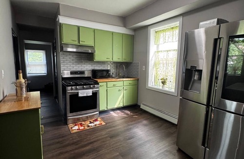 Northwest Yonkers Apartamento | Charming trail beside the house — ideal for biking, skating, and nature lovers.