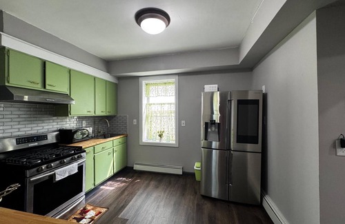 Northwest Yonkers Apartamento | Charming trail beside the house — ideal for biking, skating, and nature lovers.