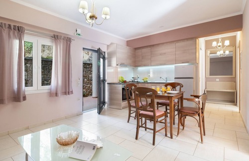 Anthousa Apartamento | Apartamento 'A Standard Two-Bedroom' con terraza compartida, Wi-Fi y aire acondicionado.