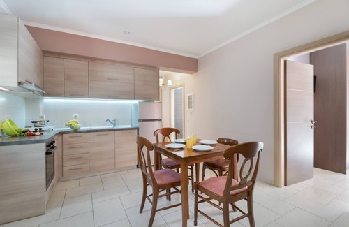 Anthousa Apartamento | Apartamento 'A Standard Two-Bedroom' con terraza compartida, Wi-Fi y aire acondicionado.