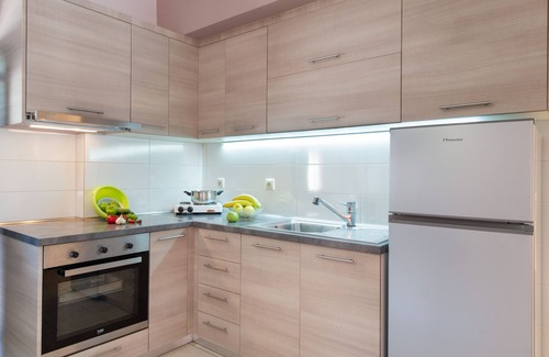 Anthousa Apartamento | Apartamento 'A Standard Two-Bedroom' con terraza compartida, Wi-Fi y aire acondicionado.
