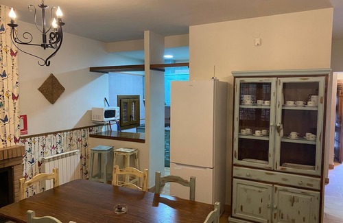 Huetor Santillan Apartamento | Apartamento 'Abeto' con vistas a la montaña, piscina compartida y Wi-Fi
