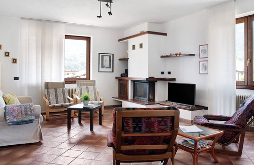 Malonno Apartamento | Apartamento "Acero Rosso" con vistas a la montaña, terrazas privadas y Wi-Fi