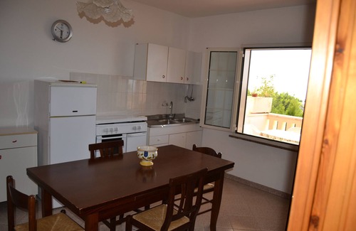 Marina di Novaglie Apartamento | Apartamento 'Alba Del Mare' con vistas al mar, terraza privada y jardín compartido