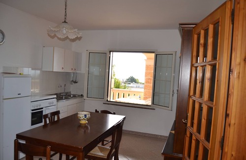 Marina di Novaglie Apartamento | Apartamento 'Alba Del Mare' con vistas al mar, terraza privada y jardín compartido