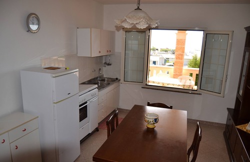 Marina di Novaglie Apartamento | Apartamento 'Alba Del Mare' con vistas al mar, terraza privada y jardín compartido