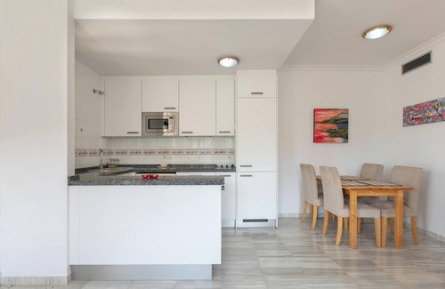Alhaurín el Grande Apartamento | Apartamento Alhaurín Golf con vistas a la montaña, piscina, Wi-Fi, A/C, terraza y jardín