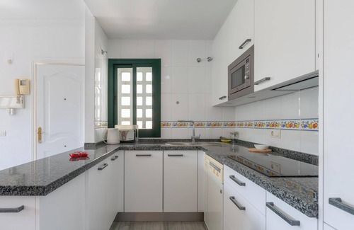 Alhaurín el Grande Apartamento | Apartamento Alhaurín Golf con vistas a la montaña, piscina, Wi-Fi, A/C, terraza y jardín
