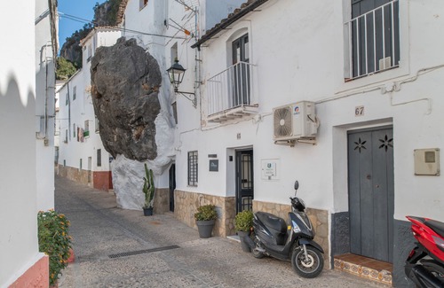 Ubrique Apartamento | Apartamento 'Alvarado Loft' con vistas a la montaña, Wi-Fi y aire acondicionado