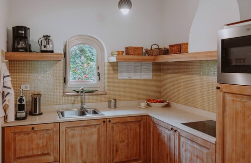 Puegnago del Garda Apartamento | Apartment 'Ametista' with Shared Pool, Wi-Fi and Air Conditioning
