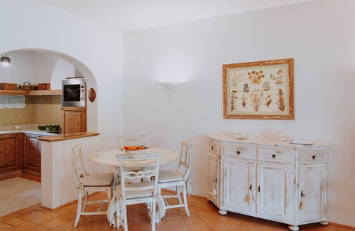 Puegnago del Garda Apartamento | Apartment 'Ametista' with Shared Pool, Wi-Fi and Air Conditioning