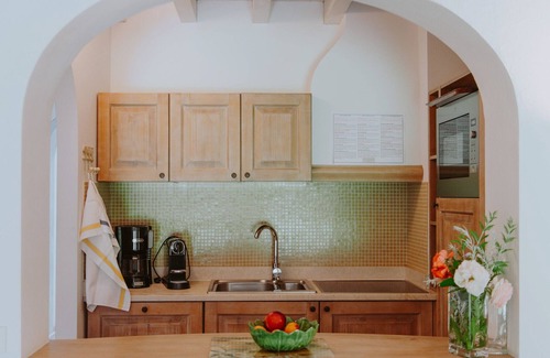 Puegnago del Garda Apartamento | Apartment 'Ametista' with Shared Pool, Wi-Fi and Air Conditioning
