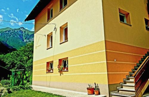 Podbrdo Apartamento | Apartment and Garden house among the mountains
