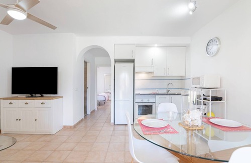 Lepe Apartamento | Apartamento 'Apartamento Palo Verde Golf' con piscina compartida, terraza privada y Wi-Fi