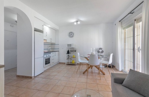 Lepe Apartamento | Apartamento 'Apartamento Palo Verde Golf' con piscina compartida, terraza privada y Wi-Fi