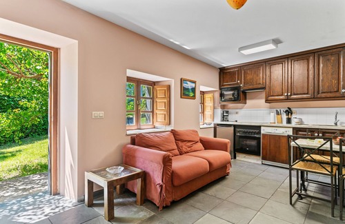 Cibuyo Apartamento | Apartamento 'Apartamento Narcea 1' con vistas a la montaña, terraza privada y Wi-Fi