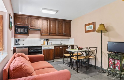 Cibuyo Apartamento | Apartamento 'Apartamento Narcea 1' con vistas a la montaña, terraza privada y Wi-Fi
