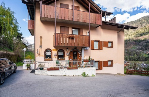 Strembo Apartamento | Apartamento "Aparthotel Strembo Alperose" con vistas a la montaña y jardín compartido