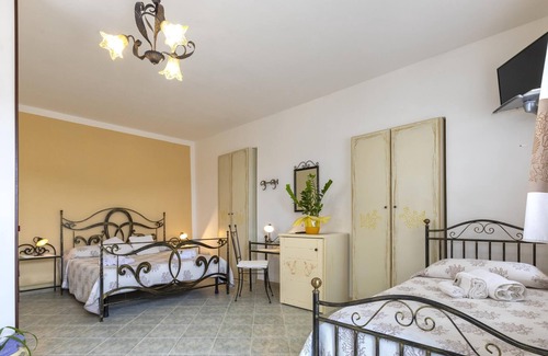 Sassari Apartamento | Apartamento "Appart 1 Quadrupla Vista Mare" con vistas al mar, piscina, Wi-Fi, jardín y terraza