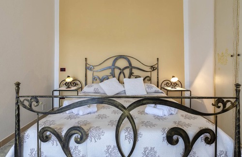 Sassari Apartamento | Apartamento "Appart 1 Quadrupla Vista Mare" con vistas al mar, piscina, Wi-Fi, jardín y terraza